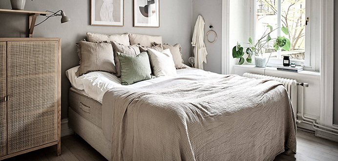 malá ložnice ve skandinávském stylu ozdobená postel